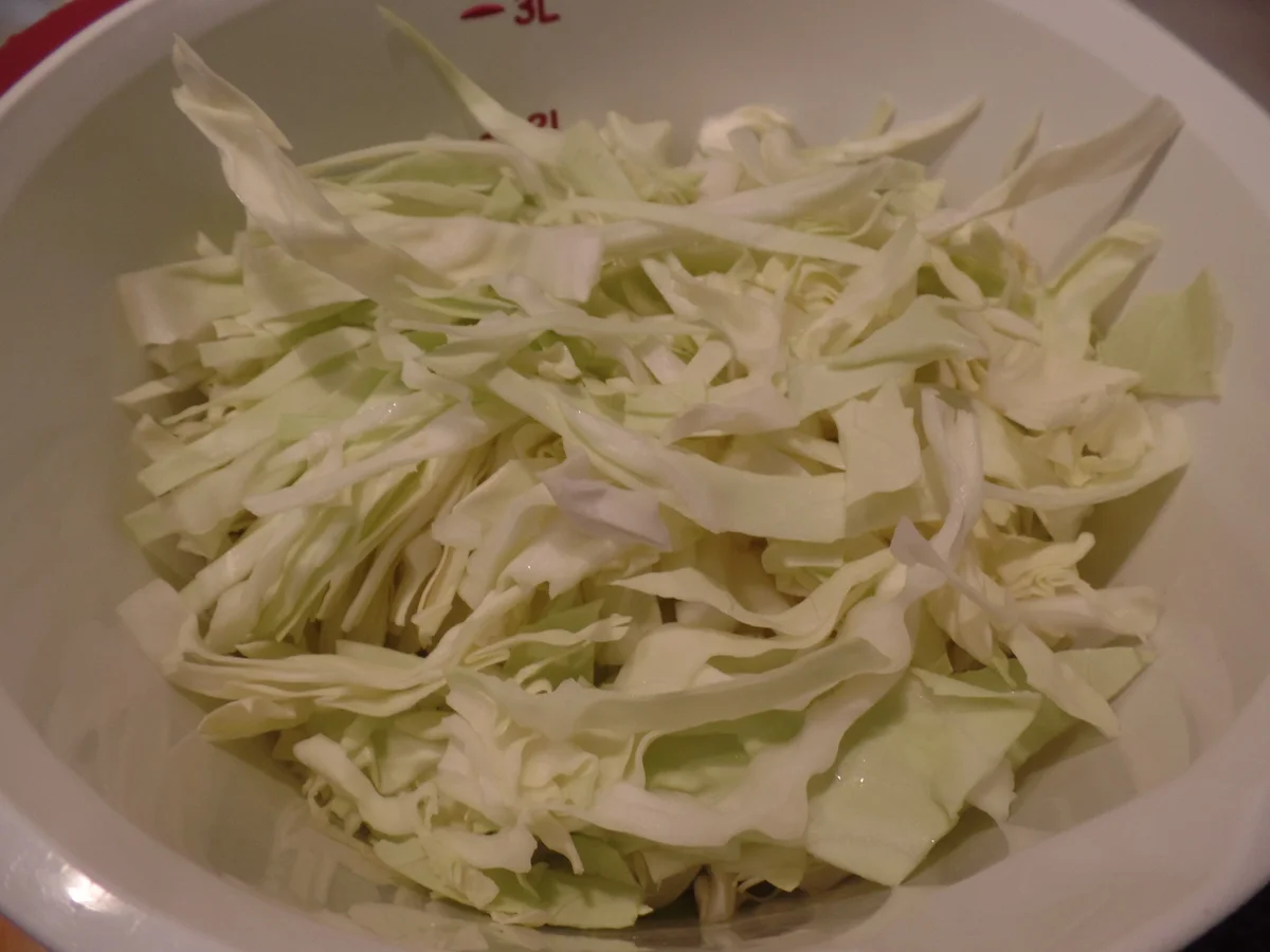 Buletten mit Spitzkohl-Möhren-Salat - Rezept - Bild Nr. 14139