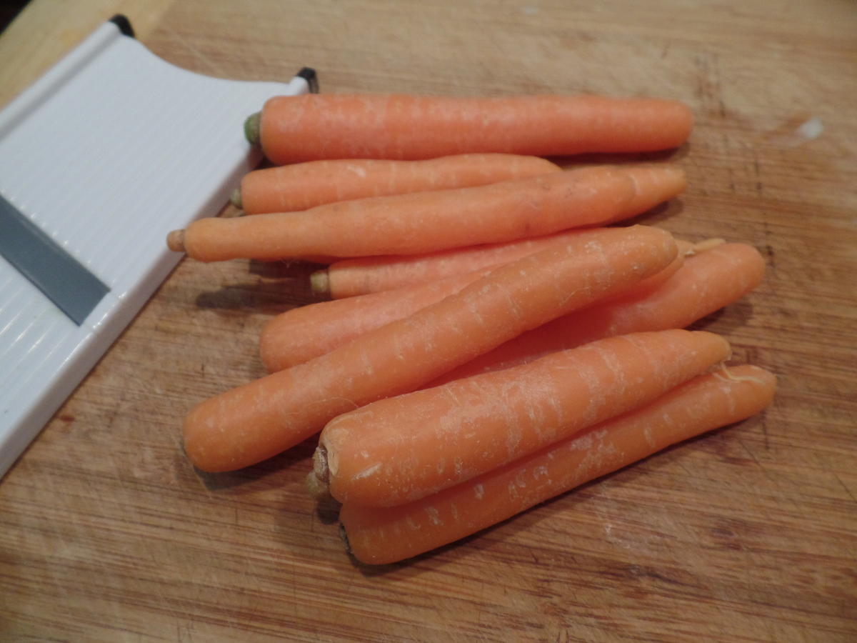 Buletten mit Spitzkohl-Möhren-Salat - Rezept - Bild Nr. 14140