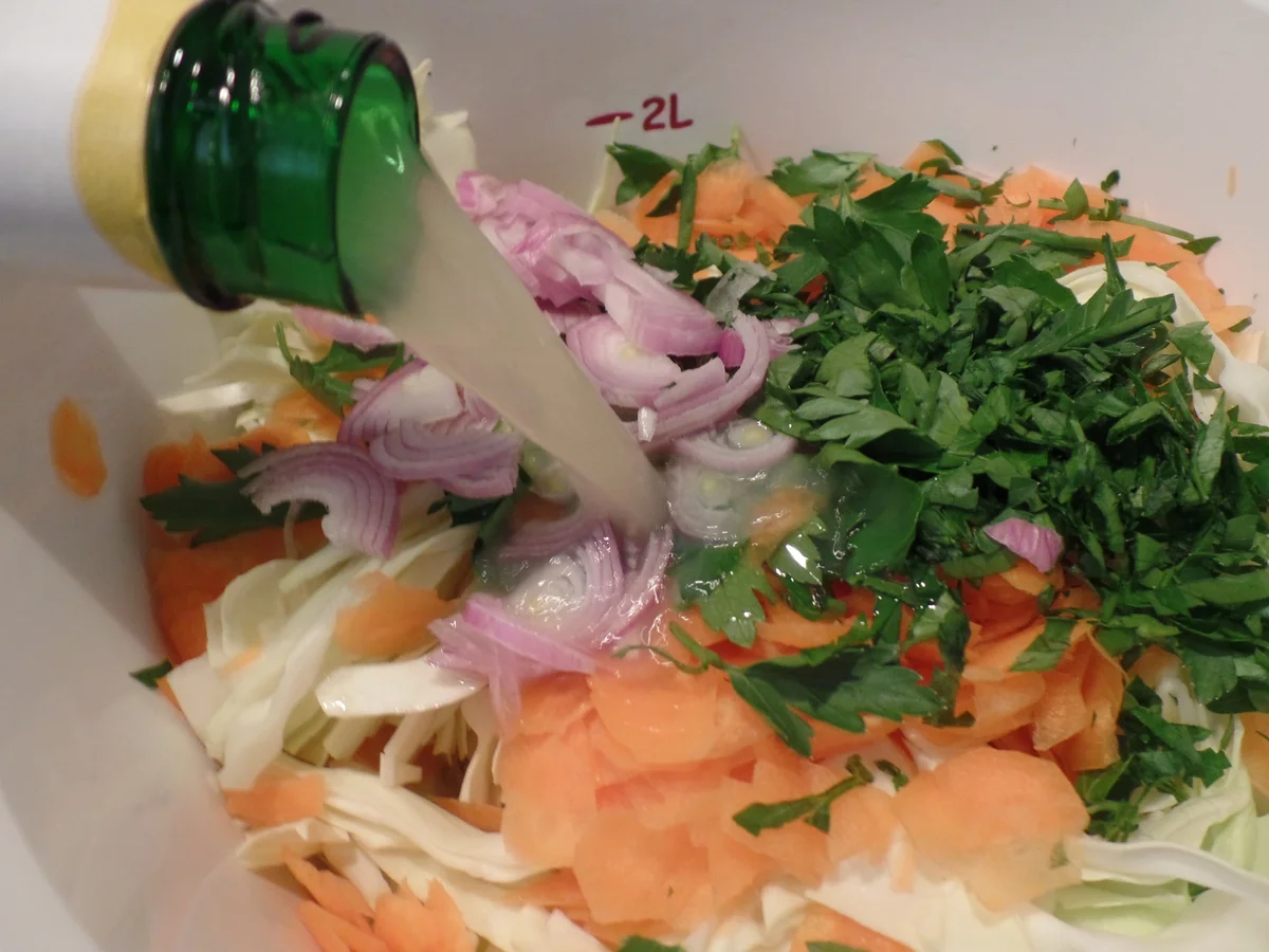 Buletten mit Spitzkohl-Möhren-Salat - Rezept - Bild Nr. 14143