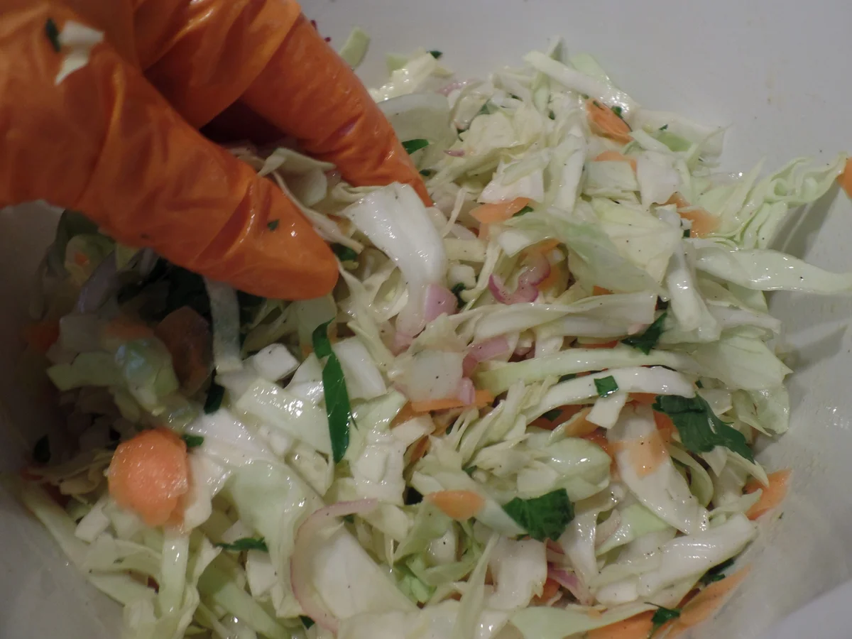 Buletten mit Spitzkohl-Möhren-Salat - Rezept - Bild Nr. 14145