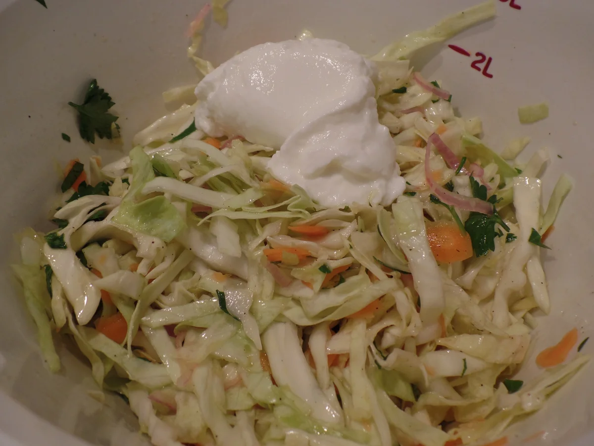 Buletten mit Spitzkohl-Möhren-Salat - Rezept - Bild Nr. 14146