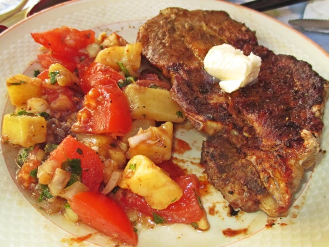 Gegrilltes mit Tomaten-Kartoffelsalat - Rezept - kochbar.de
