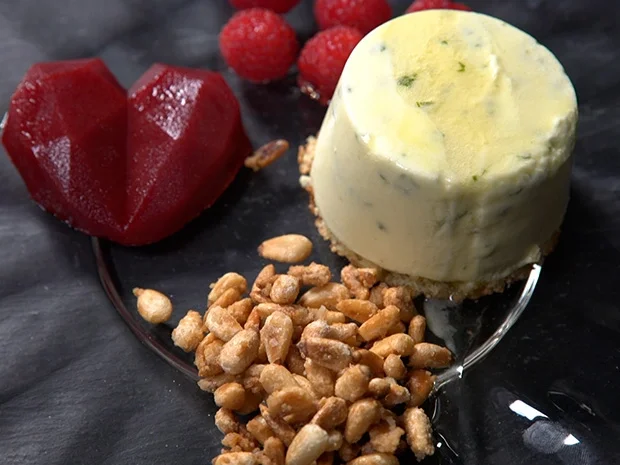 Geeiste Basilikum-Törtchen mit Herz-Himbeer-Gelee und karamellisierten Pinienkernen - Rezept - Bild Nr. 14134