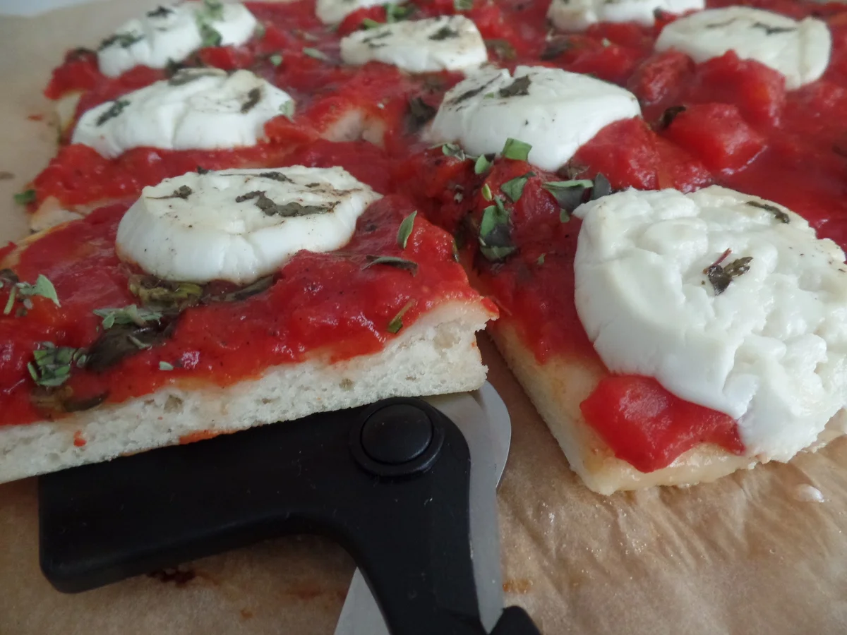 Pizza mit Ziegenfrischkäse und Honig - Rezept - Bild Nr. 14135