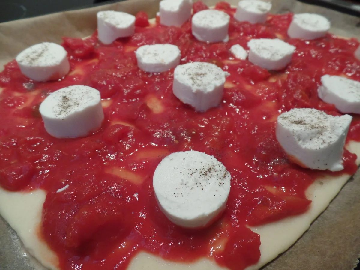 Pizza mit Ziegenfrischkäse und Honig - Rezept - Bild Nr. 14145