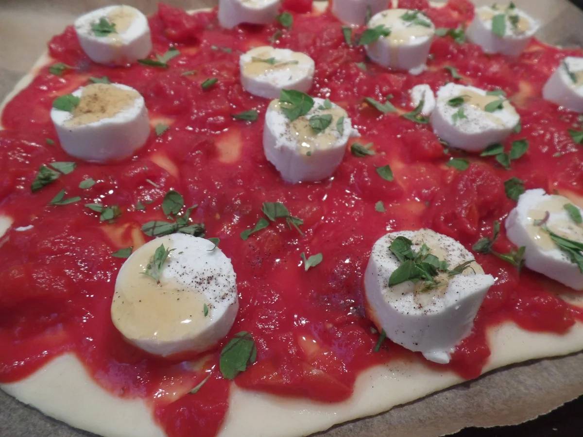 Pizza mit Ziegenfrischkäse und Honig - Rezept - Bild Nr. 14146