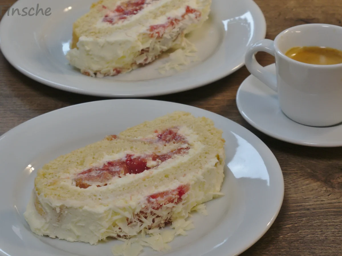 Erdbeer-Rhabarber-Biskuitrolle - Rezept - Bild Nr. 14168