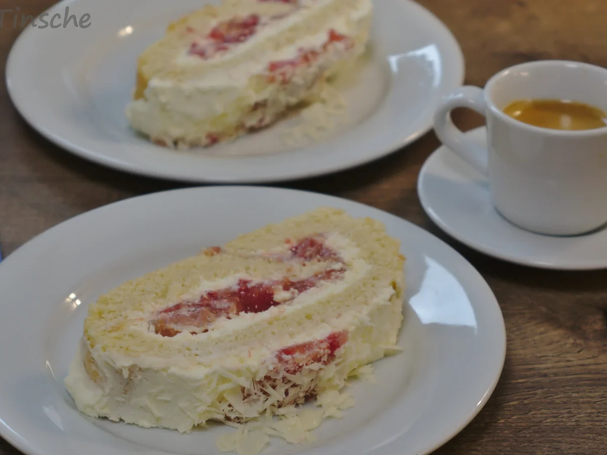 Erdbeer-Rhabarber-Biskuitrolle - Rezept - Bild Nr. 14169