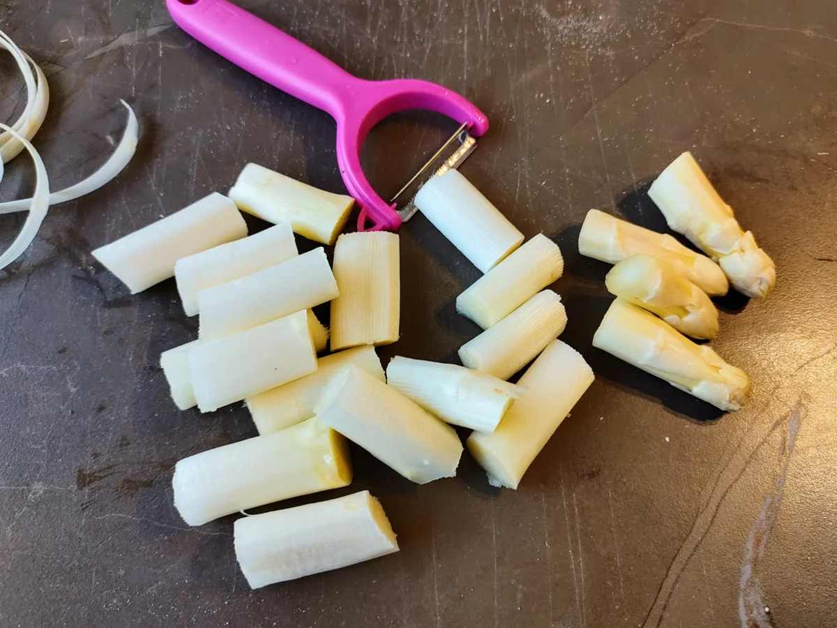 Rezept: Tagliatelle mit Spargel-Lachs Sauce Bild Nr. 3 Tagliatelle mit Spargel-Lachs Sauce - Rezept - Bild Nr. 3