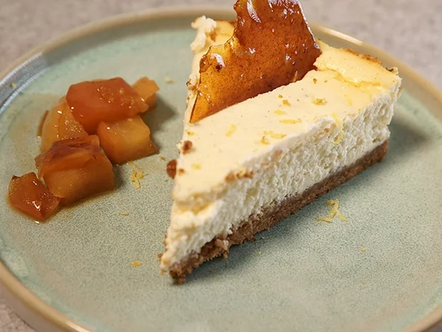 Cheesecake mit Apfelkompott und Salted-Caramel-Splitter - Rezept - Bild Nr. 2