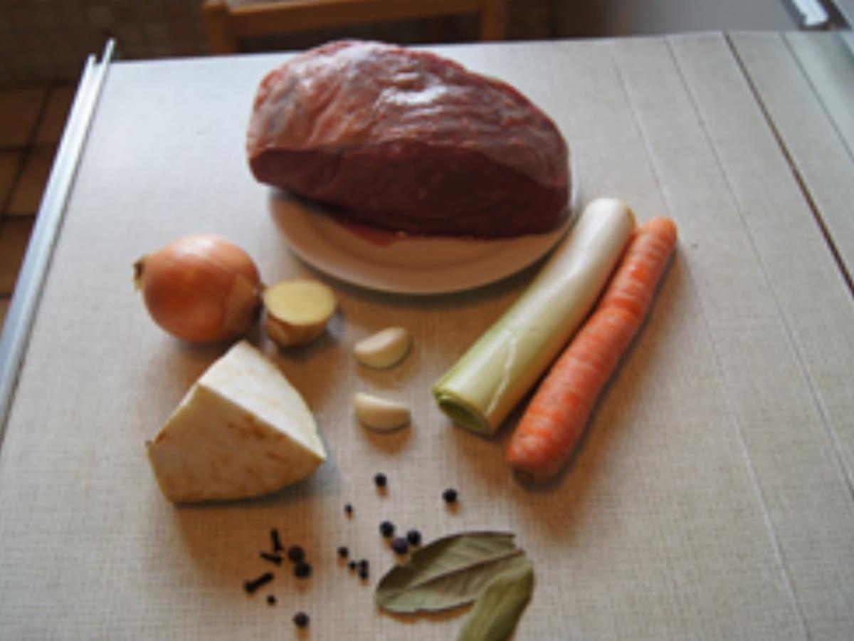Tafelspitz mit Meerrettichsauce, Wirsinggemüse und Kartoffelstampf ...