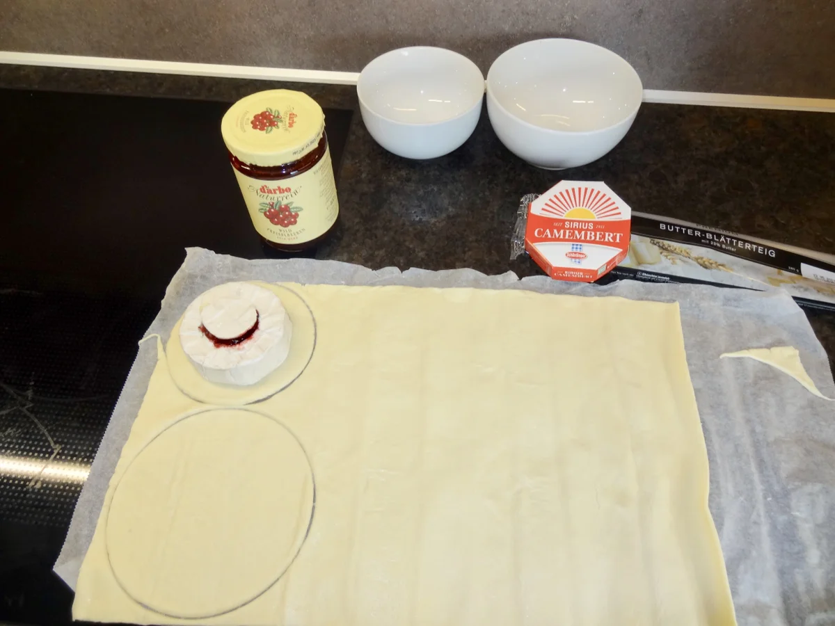 gefüllter Camembert im Blätterteigkleid gebacken - kulinarische Weltreise - Rezept - Bild Nr. 14174