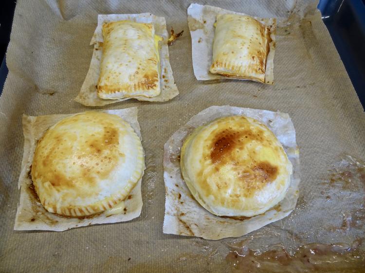 Gefüllter Camembert im Blätterteigkleid gebacken kulinarische Weltreise ...