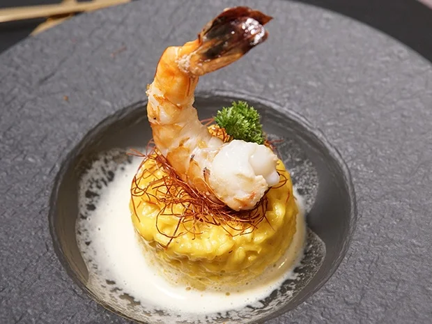 Safranrisotto mit Riesengarnele und Zitronengras-Espuma - Rezept - Bild Nr. 2