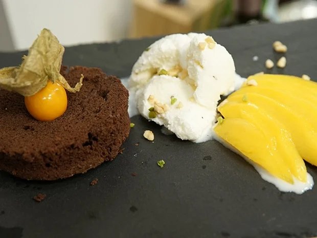 Rezept: Schokoküchlein mit flüssigem Kern und Tonkabohneneis dazu Mango Bild Nr. 2 Schokoküchlein mit flüssigem Kern und Tonkabohneneis dazu Mango - Rezept - Bild Nr. 2