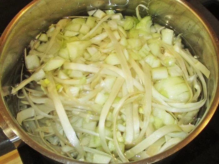 Rezept: Spargelsuppe mit geflockten Eiern Bild Nr. 14172 Spargelsuppe mit geflockten Eiern - Rezept - Bild Nr. 14172