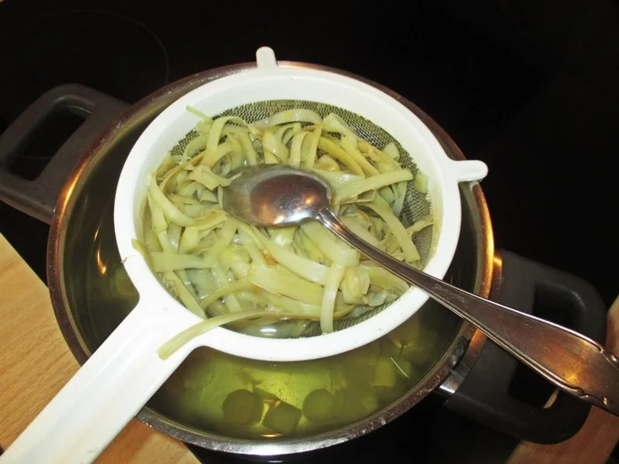 Rezept: Spargelsuppe mit geflockten Eiern Bild Nr. 14173 Spargelsuppe mit geflockten Eiern - Rezept - Bild Nr. 14173