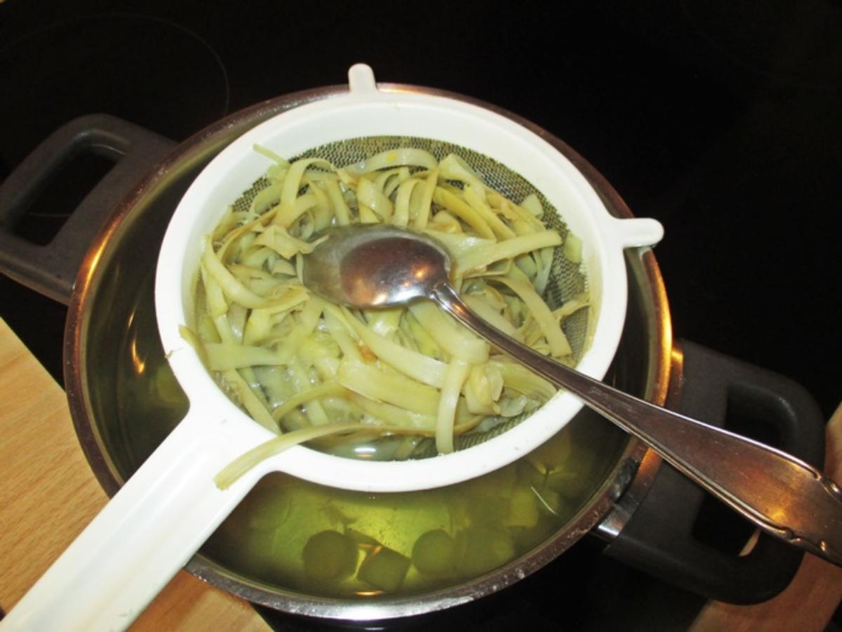 Spargelsuppe mit geflockten Eiern - Rezept - kochbar.de