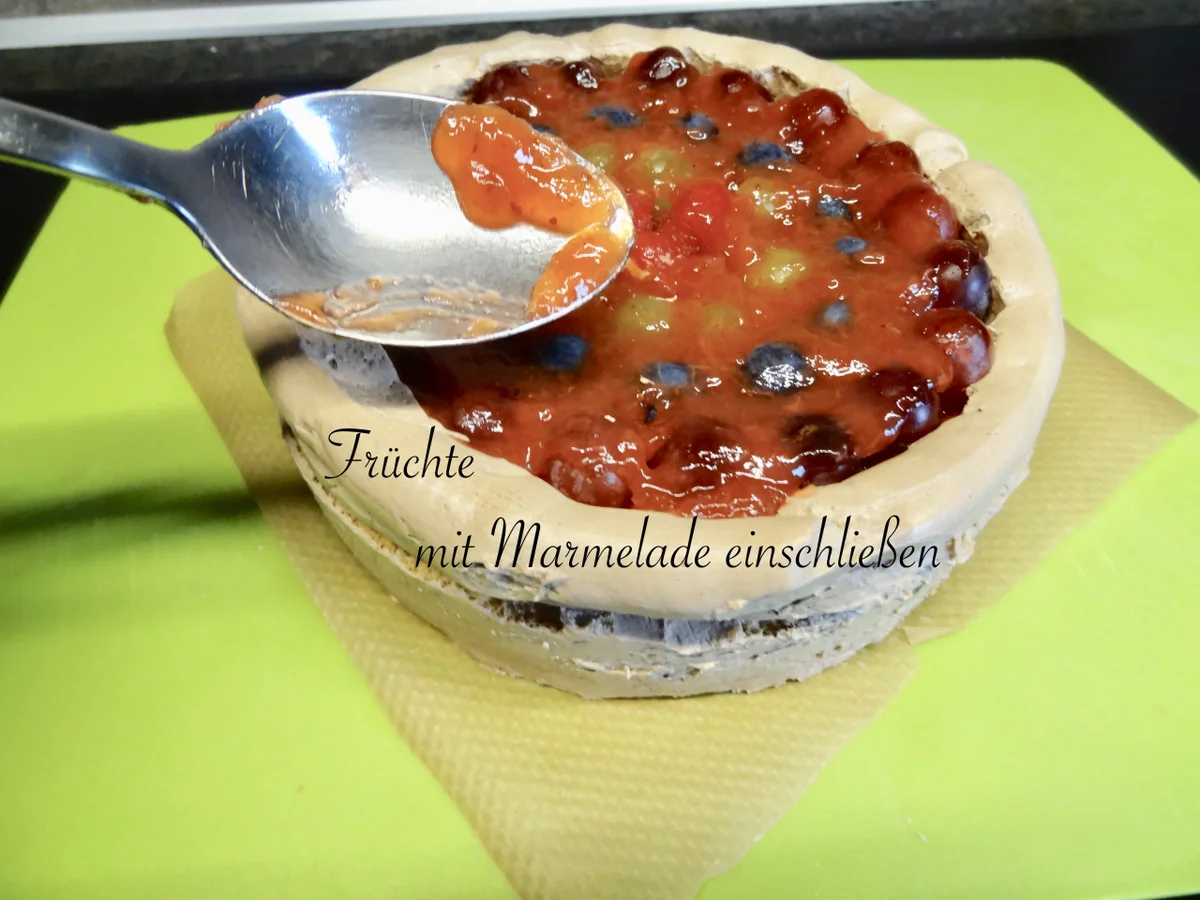 Gefüllte Biskuit Früchte Torte - mit feiner Schokolade Buttercreme - Rezept - Bild Nr. 14196