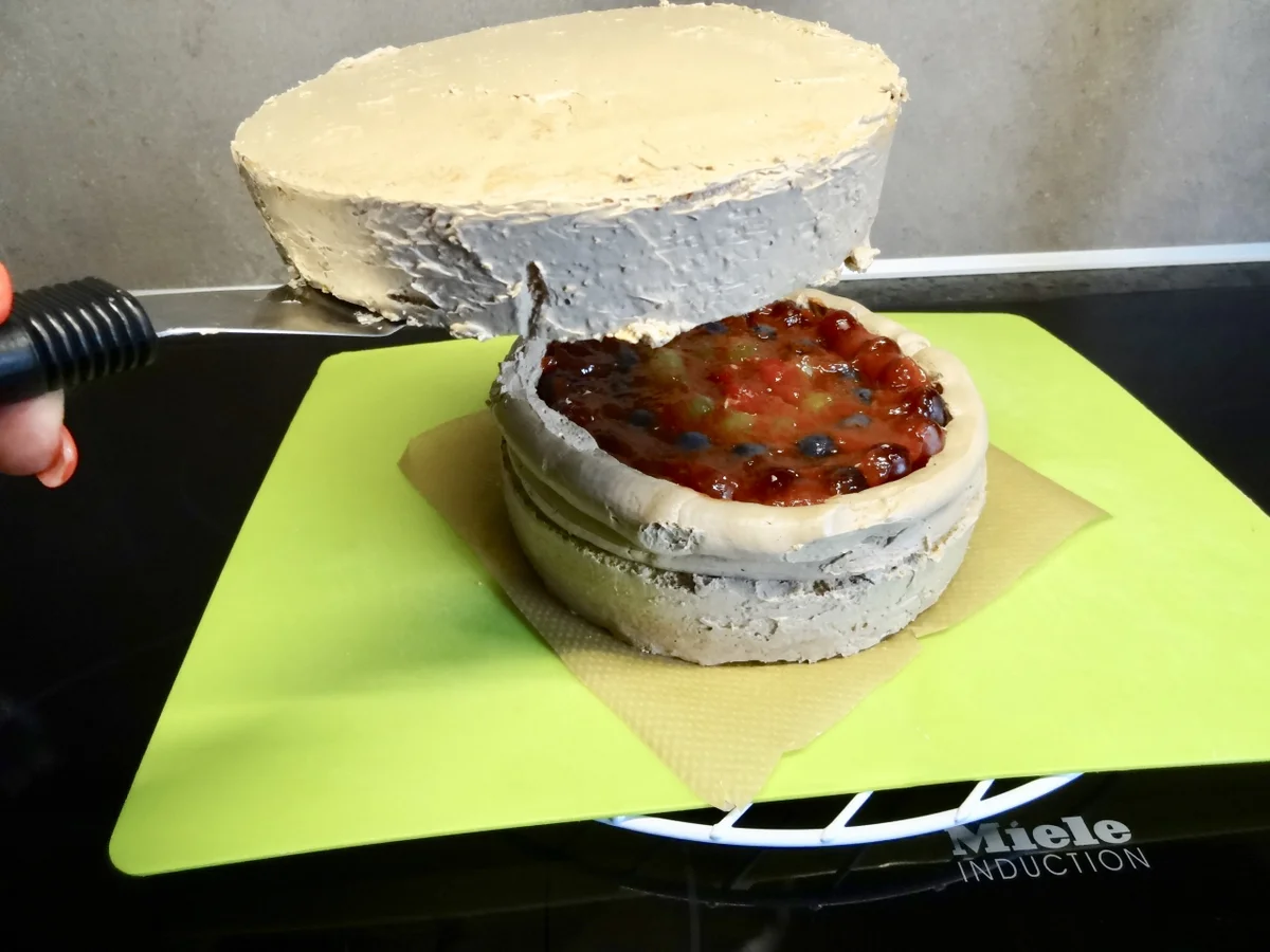 Gefüllte Biskuit Früchte Torte - mit feiner Schokolade Buttercreme - Rezept - Bild Nr. 14206