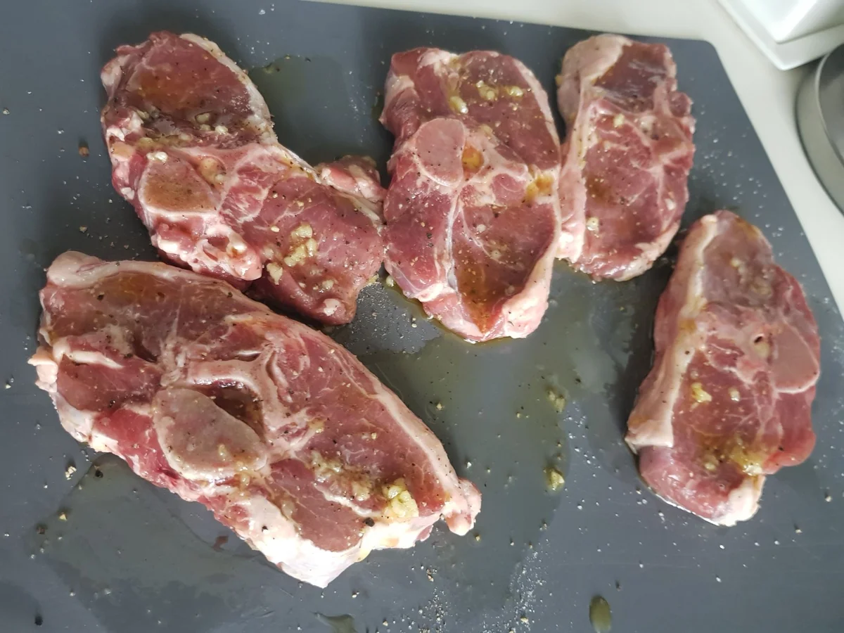 Lammkoteletts mit Ofen-Bratkartoffeln, Bauern-Salat und Schmand-Dip - Rezept - Bild Nr. 14181