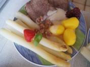 Tafelspitz mit Meerrettichsauce, Spargel und Drillingen - Rezept - Bild Nr. 2