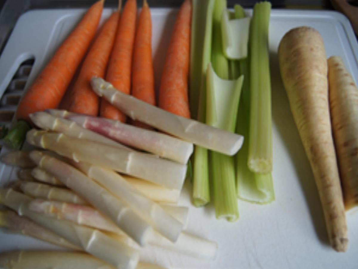 Suppe mit Tafelspitzbrühe und Gemüse-Mettbällchen-Einlage - Rezept - Bild Nr. 3