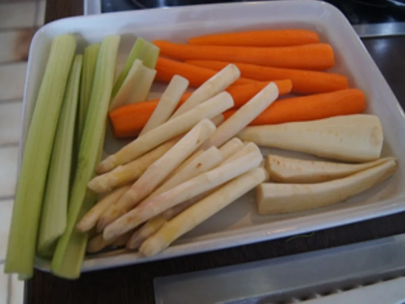 Suppe mit Tafelspitzbrühe und Gemüse-Mettbällchen-Einlage - Rezept - Bild Nr. 4