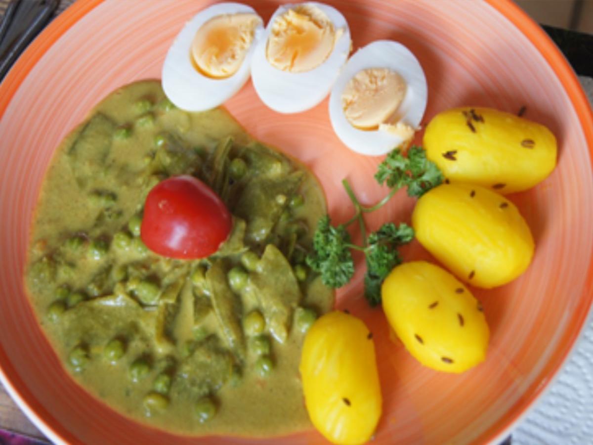 Gekochte Eier mit Currysauce, Zuckerschoten, Erbsen und Drillingen - Rezept - Bild Nr. 2