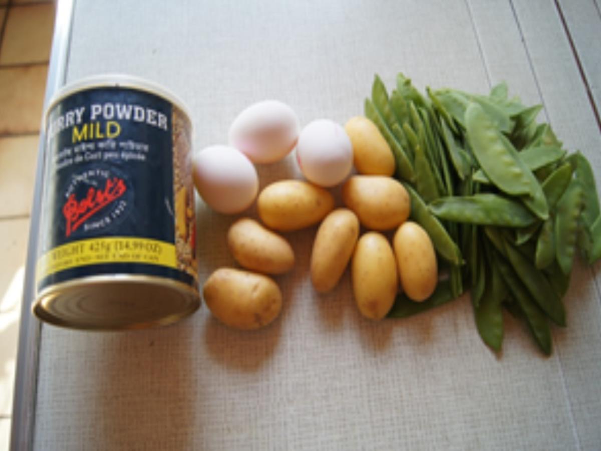 Gekochte Eier mit Currysauce, Zuckerschoten, Erbsen und Drillingen - Rezept - Bild Nr. 3