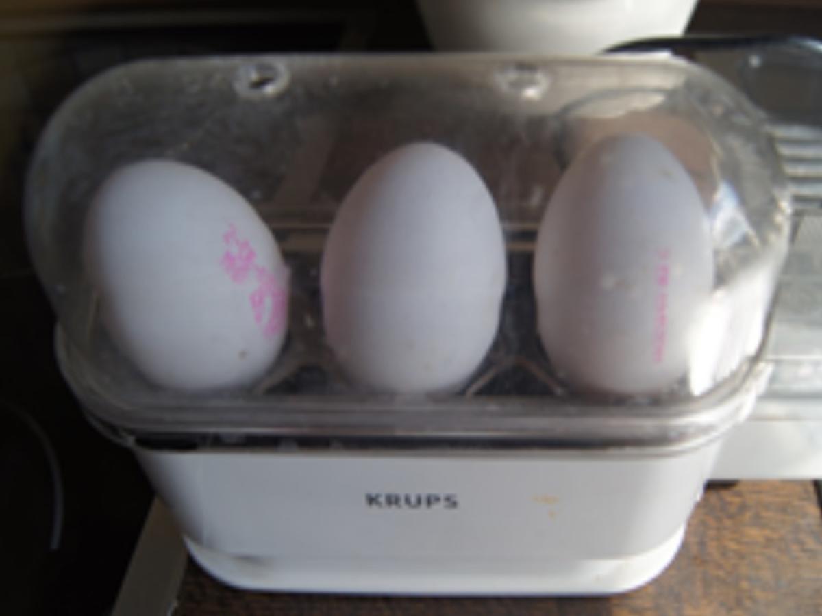 Gekochte Eier mit Currysauce, Zuckerschoten, Erbsen und Drillingen - Rezept - Bild Nr. 4