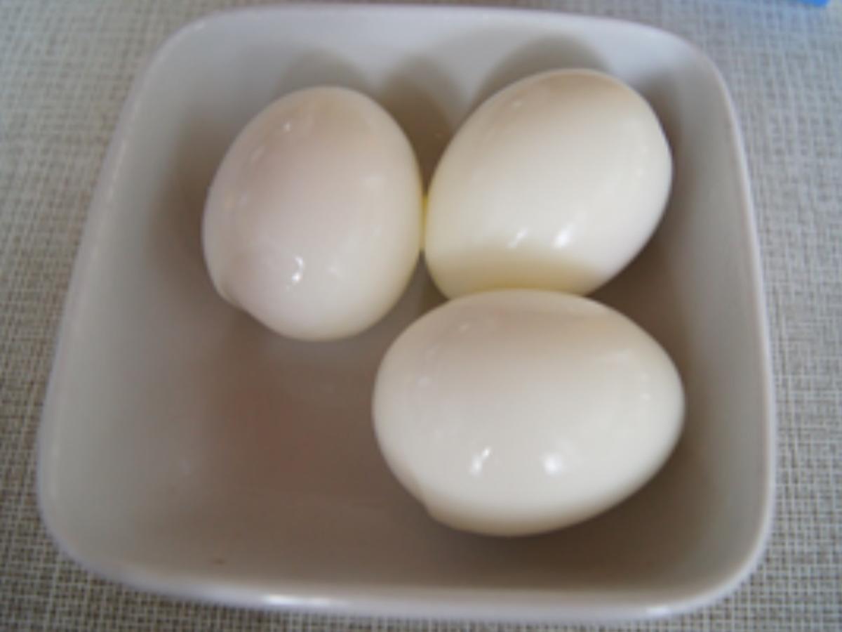 Gekochte Eier mit Currysauce, Zuckerschoten, Erbsen und Drillingen - Rezept - Bild Nr. 5
