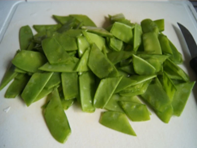 Gekochte Eier mit Currysauce, Zuckerschoten, Erbsen und Drillingen - Rezept - Bild Nr. 6