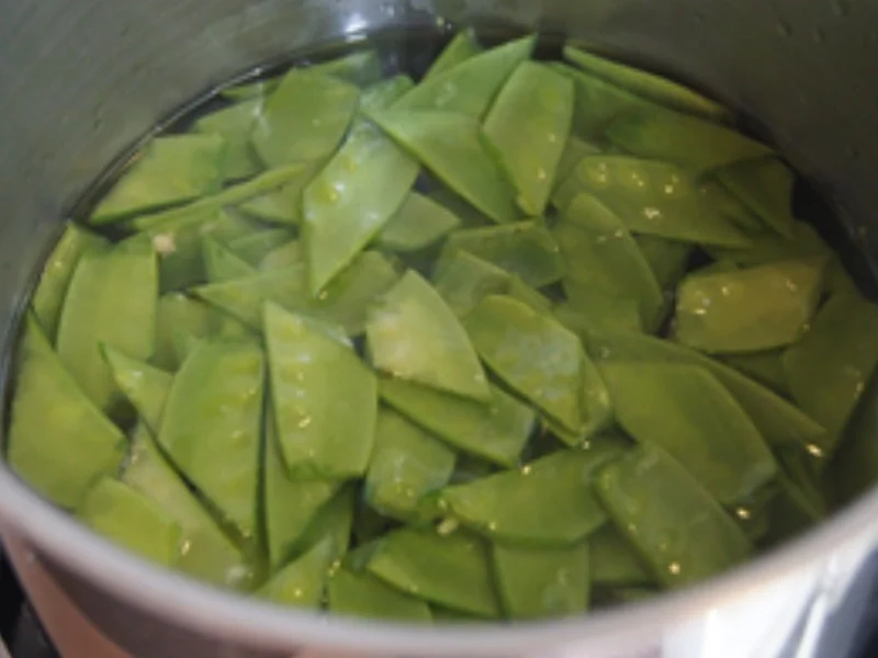 Gekochte Eier mit Currysauce, Zuckerschoten, Erbsen und Drillingen - Rezept - Bild Nr. 7