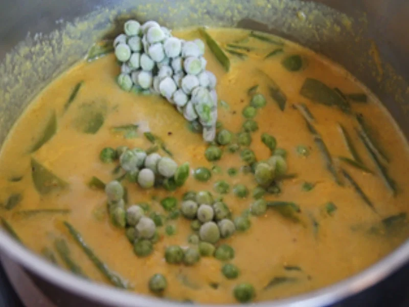 Gekochte Eier mit Currysauce, Zuckerschoten, Erbsen und Drillingen - Rezept - Bild Nr. 10