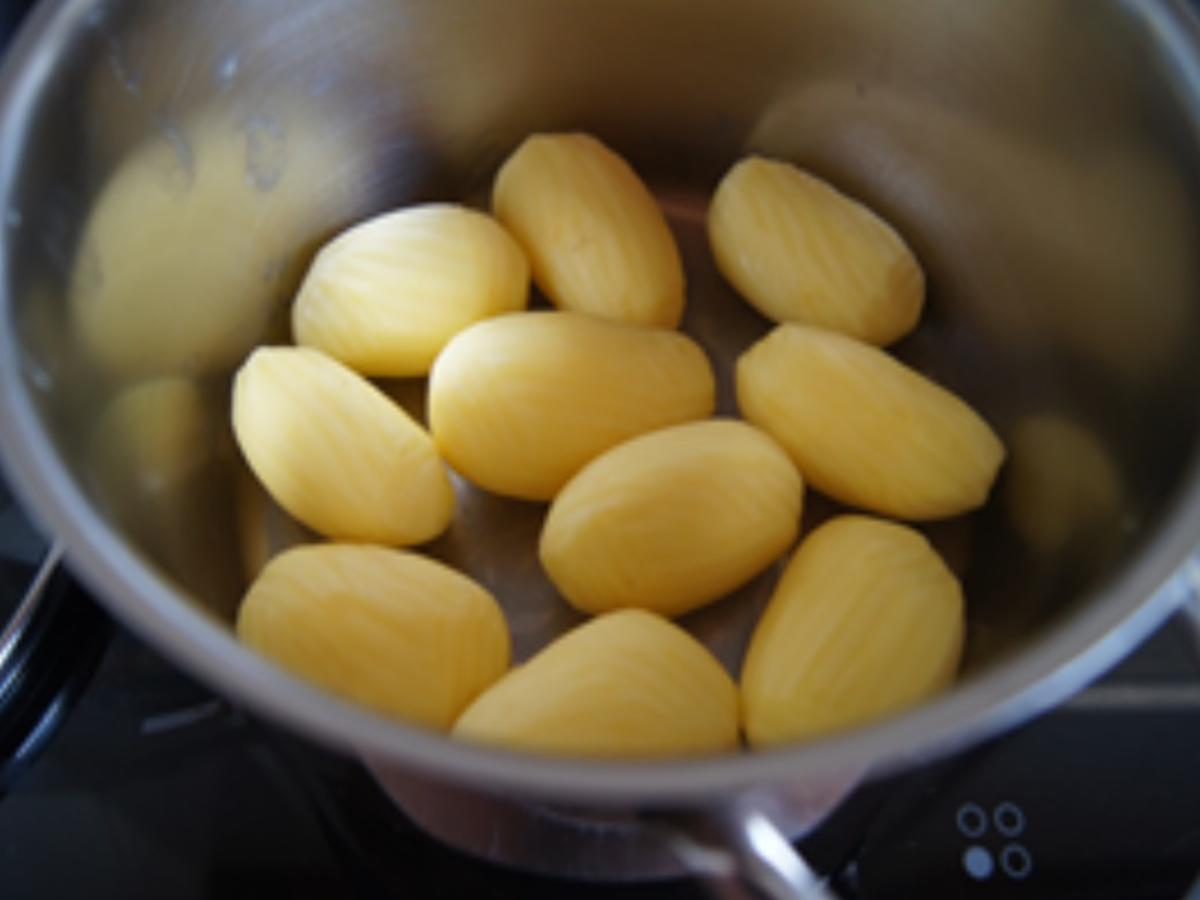 Gekochte Eier mit Currysauce, Zuckerschoten, Erbsen und Drillingen - Rezept - Bild Nr. 11