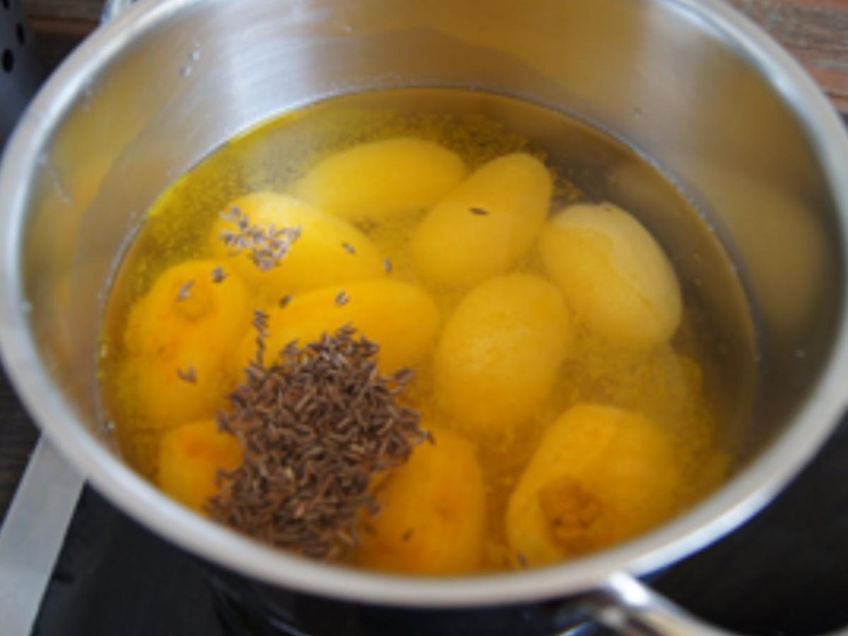 Gekochte Eier mit Currysauce, Zuckerschoten, Erbsen und Drillingen - Rezept - Bild Nr. 13