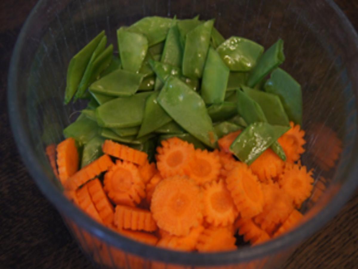 Lachsfilet in Kräutersauce mit Möhren-Zuckerschoten-Gemüse und Möhren-Kartoffel-Stampf - Rezept - Bild Nr. 14317
