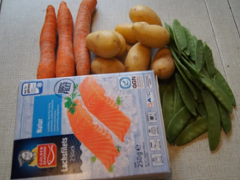 Rezept: Lachsfilet in Kräutersauce mit Möhren-Zuckerschoten-Gemüse und Möhren-Kartoffel-Stampf Bild Nr. 3 Lachsfilet in Kräutersauce mit Möhren-Zuckerschoten-Gemüse und Möhren-Kartoffel-Stampf - Rezept - Bild Nr. 3