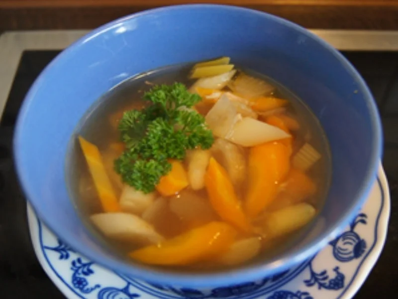 Einfache Hühnersuppe mit Mini-Spargel und Bund-Möhren - Rezept - Bild Nr. 2