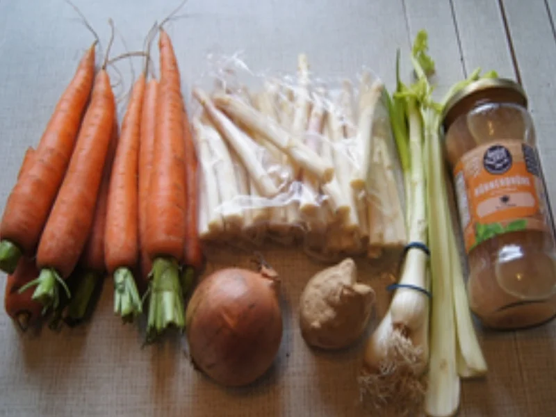 Einfache Hühnersuppe mit Mini-Spargel und Bund-Möhren - Rezept - Bild Nr. 3