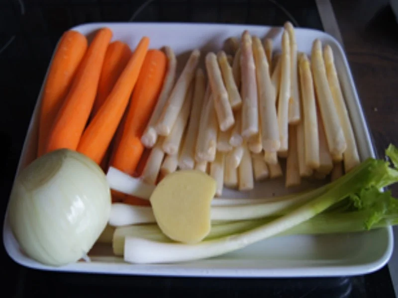 Einfache Hühnersuppe mit Mini-Spargel und Bund-Möhren - Rezept - Bild Nr. 6