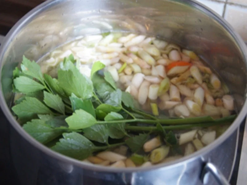 Einfache Hühnersuppe mit Mini-Spargel und Bund-Möhren - Rezept - Bild Nr. 16