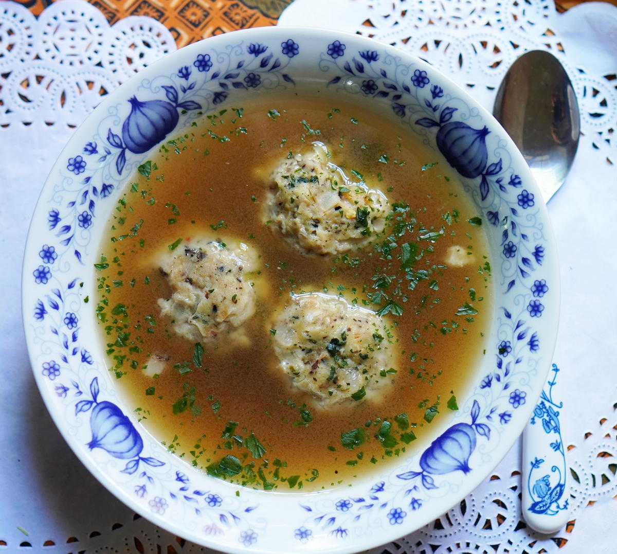 Kräftige, schwäbische Brezenknödelsuppe - Rezept - kochbar.de