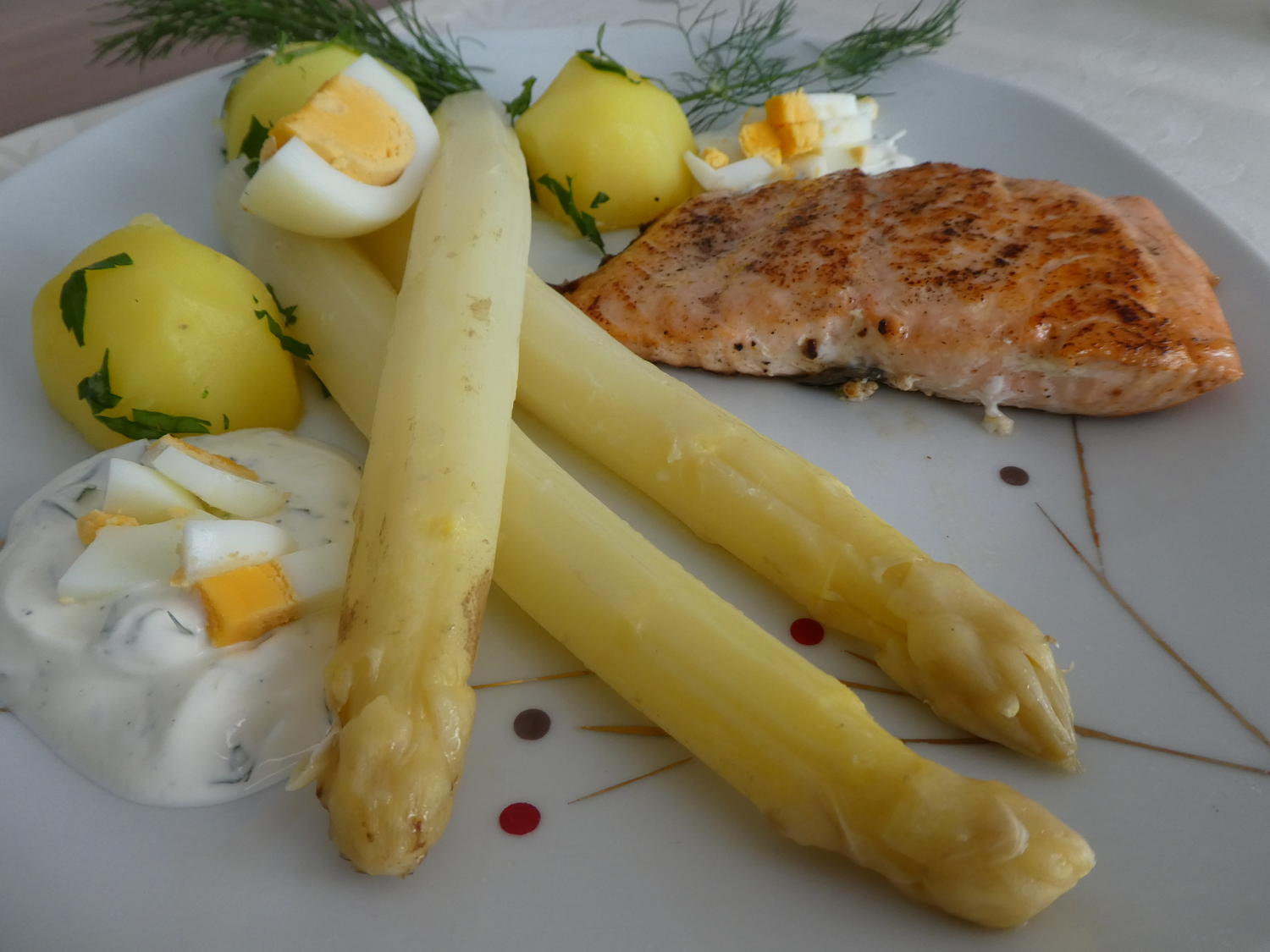 Spargel mit Lachs und Kräuter-Dip - Rezept - kochbar.de