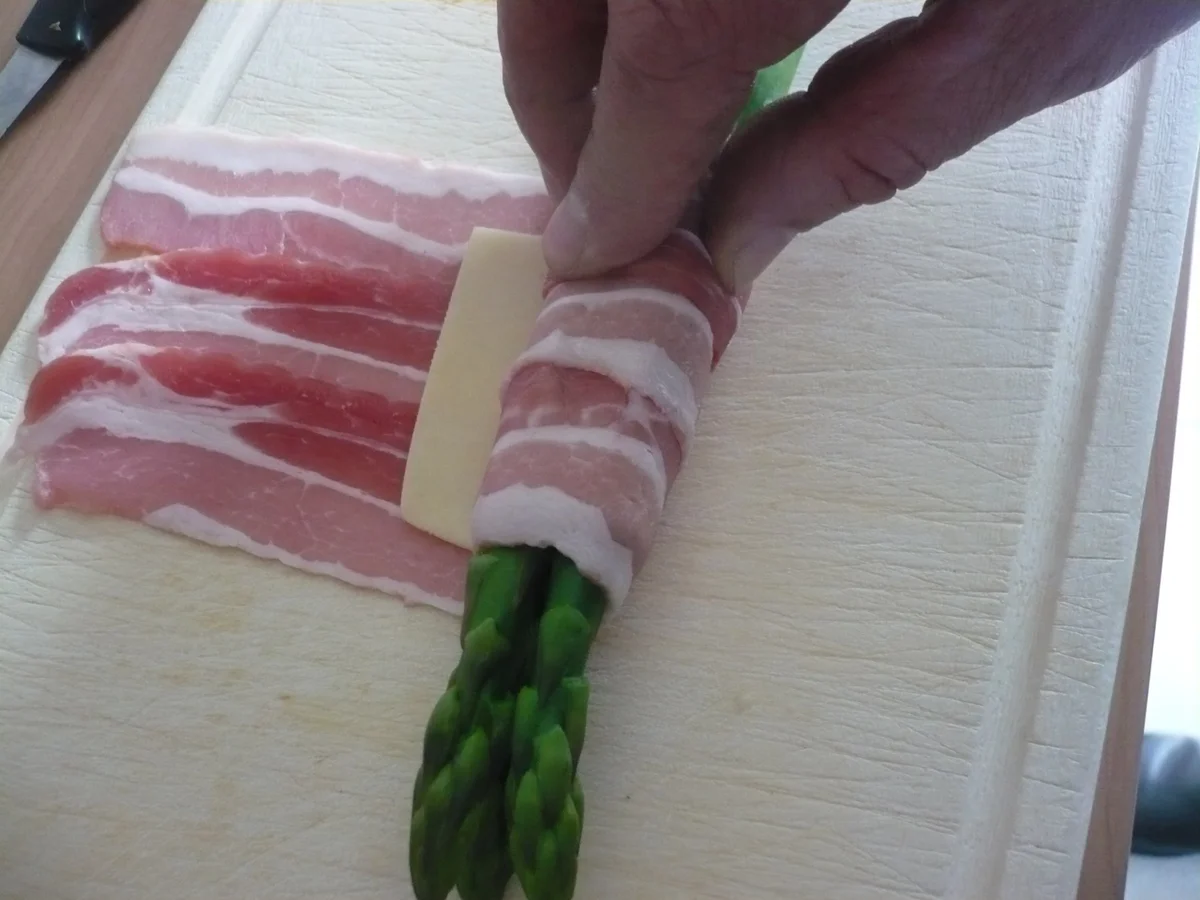Rezept: Grüner Spargel mit Speck und Käse Bild Nr. 5 Grüner Spargel mit Speck und Käse - Rezept - Bild Nr. 5