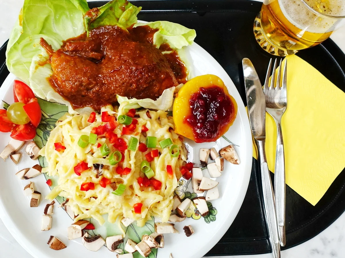 Rezept: Hühnerschenkel gebraten mit Käsespätzle und Preiselbeeren Bild Nr. 14212 Hühnerschenkel gebraten mit Käsespätzle und Preiselbeeren - Rezept - Bild Nr. 14212