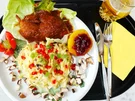 Hühnerschenkel gebraten mit Käsespätzle und Preiselbeeren - Rezept - Bild Nr. 14212