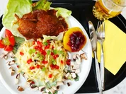 Hühnerschenkel gebraten mit Käsespätzle und Preiselbeeren - Rezept - Bild Nr. 14212