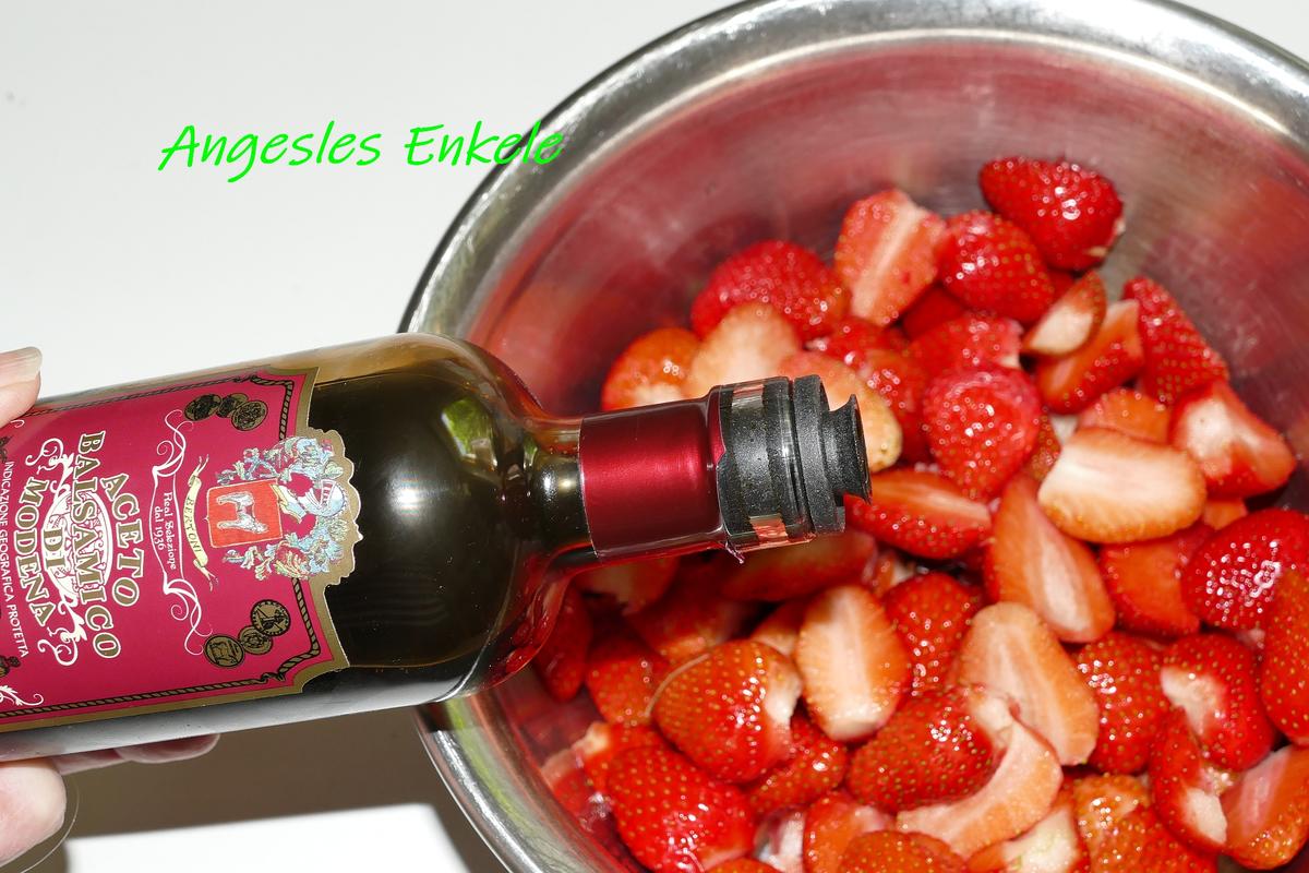 Marzipan-Crumble mit marinierten Erdbeeren - Rezept - Bild Nr. 14212